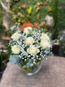 Vazoda Zarif Beyaz Güller