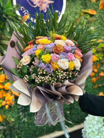 33 Karışık Renkli Güllü Buket 