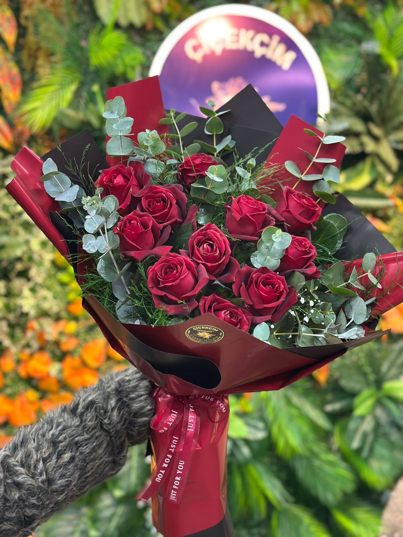 Kırmızı Kâğıtta 15'li Gül Buketi