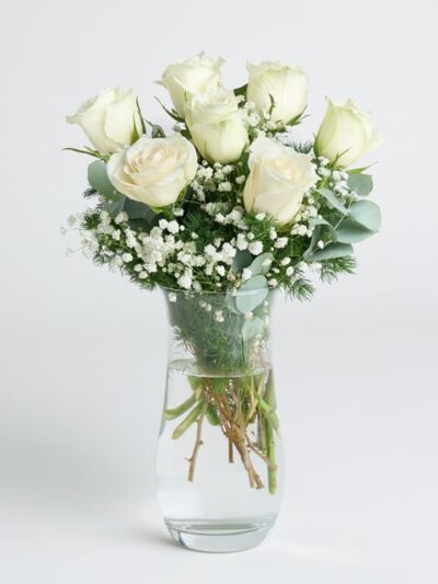 Vazoda 7’li Beyaz Gül