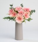 Bej Çizgili Vazoda Pembe Gerbera Çiçekleri