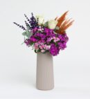 Bej Çizgili Vazoda Beyaz Güller ve Hüsnüyusuflar