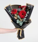 Siyah Buket Kağıdında Kırmızı Gerbera ve Okaliptus