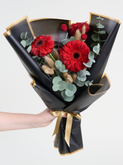 Siyah Buket Kağıdında Kırmızı Gerbera ve Okaliptus