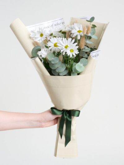 Gri Gazete Buket Kağıdında Beyaz Papatyalar