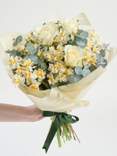 Yeşil Kurdeleli Krem Bukette Nergis & Beyaz Güller