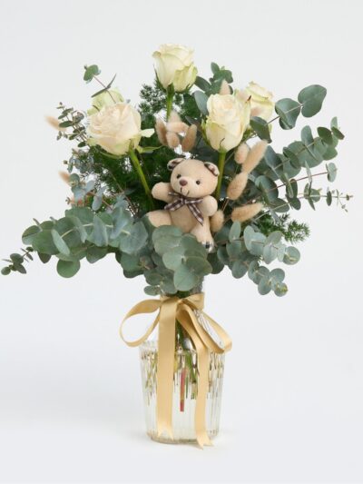 Cam Vazoda Beyaz Güller ve Ayıcık Anahtarlık