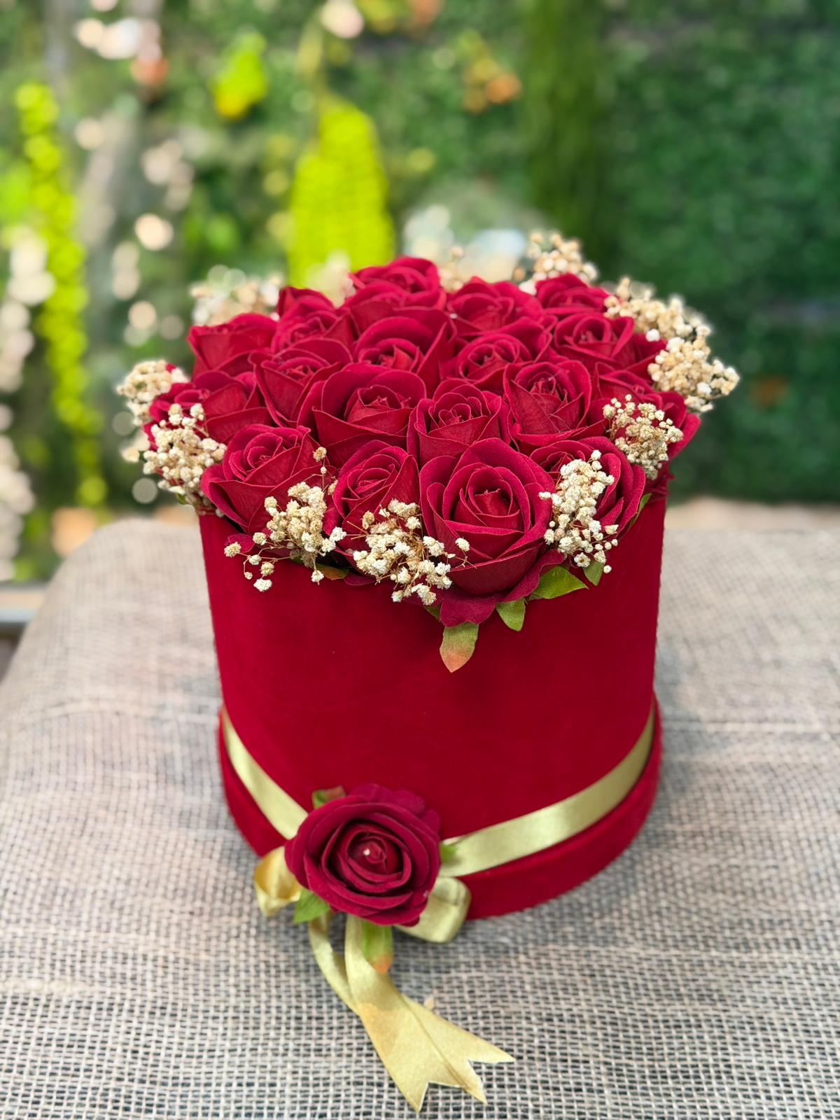 Kadife Kutuda 21'li Kırmızı Yapay Gül