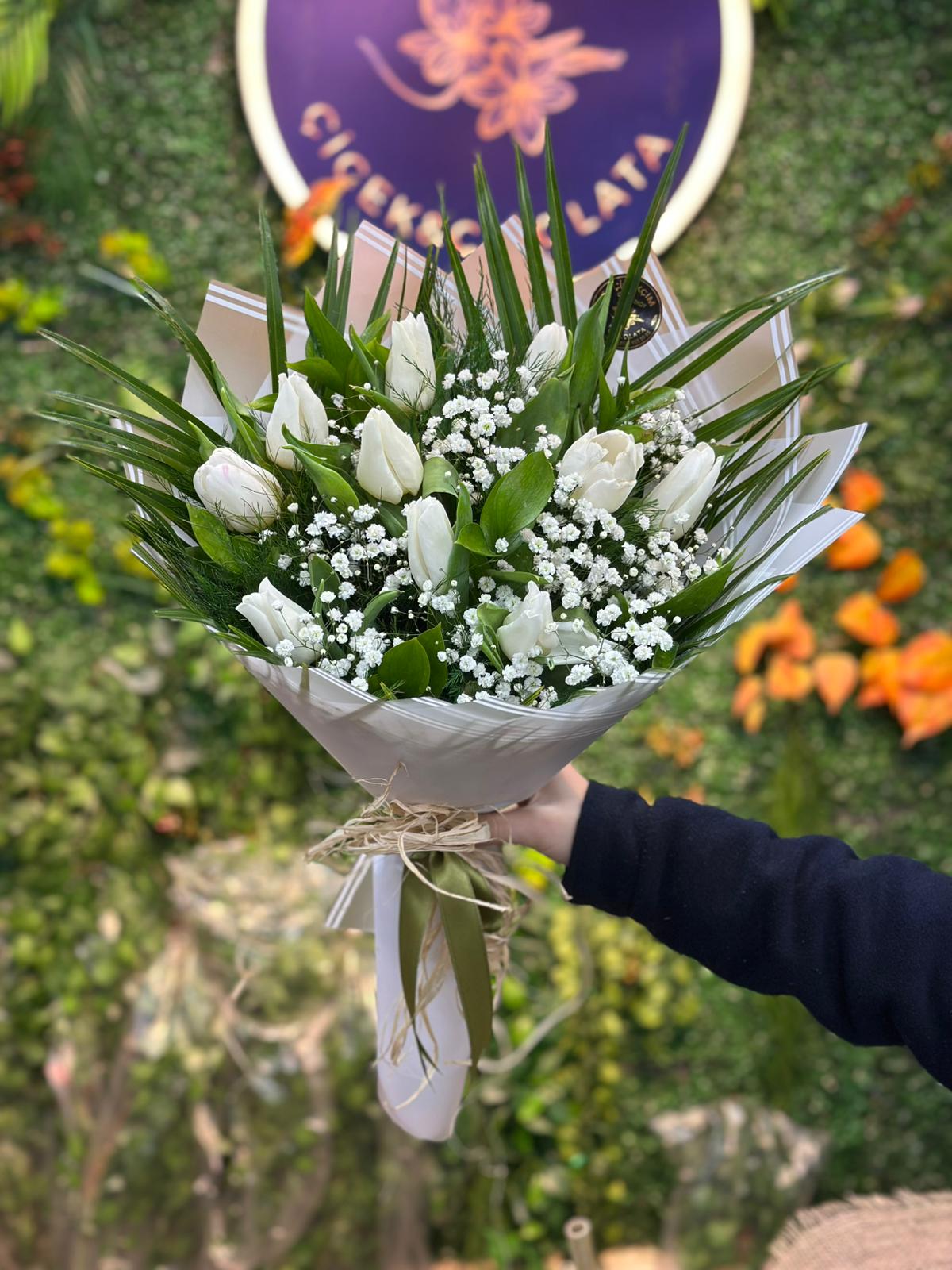 Zarif Beyaz Lale Buketi - Görsel 2